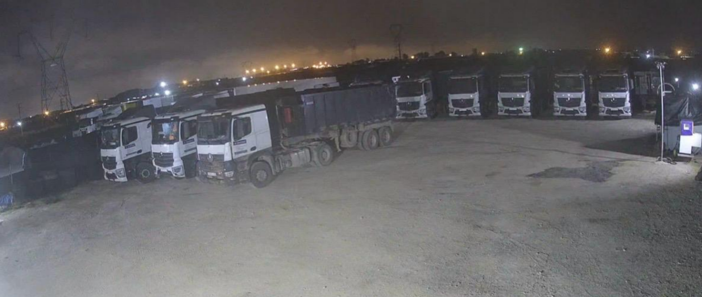 Camion benne sur chantier